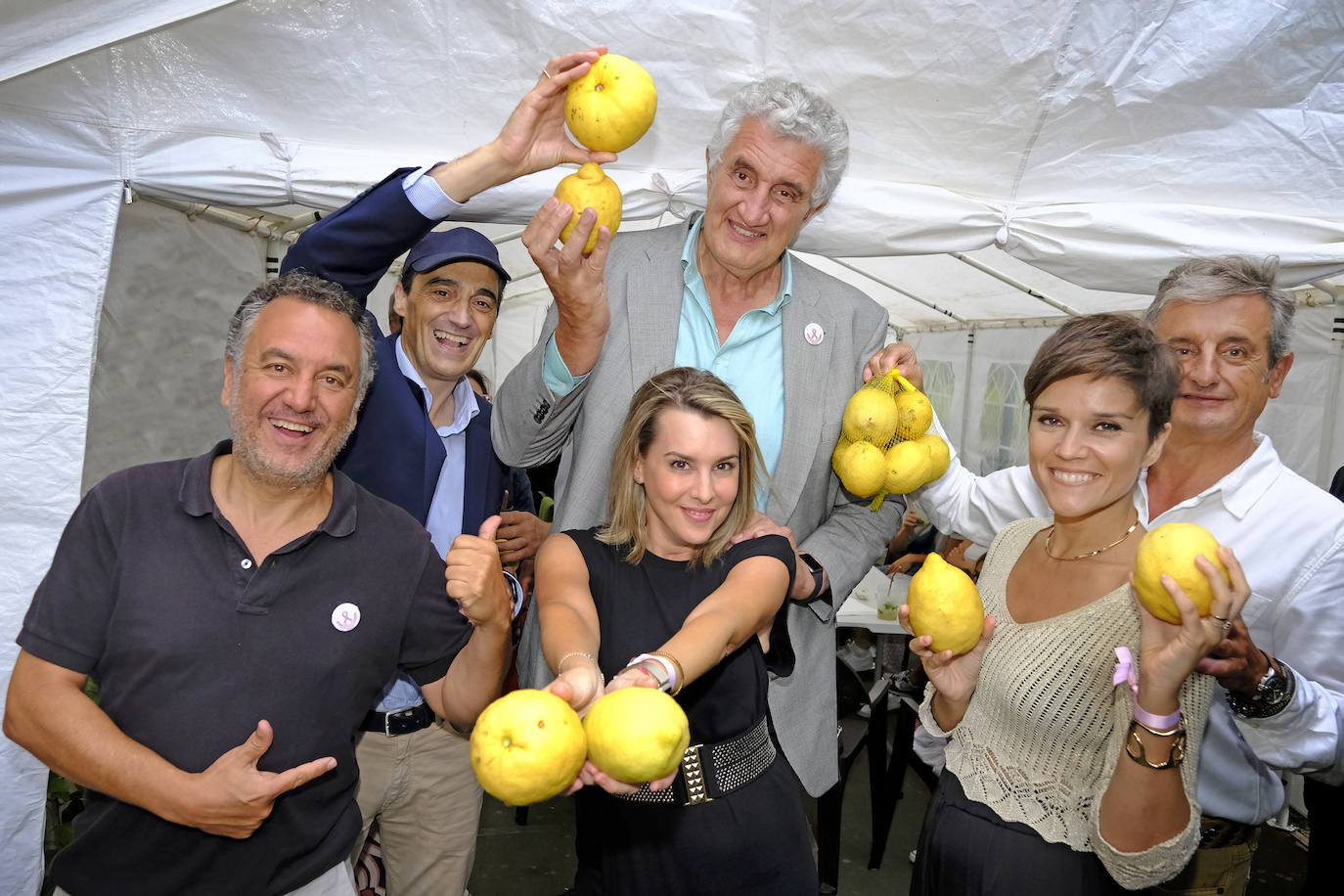 Roberto Brasero, Enrique Bretones, Fernando Romay, Ana Ibáñez, Miriam Moreno y Luis Moya posan con los limones de Novales