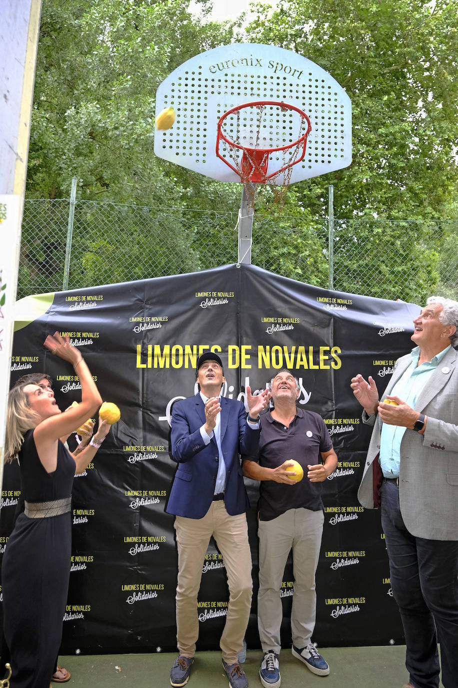 El alcalde y sus invitados, entre ellos el exjugador de baloncesto, intentan encestar un limón