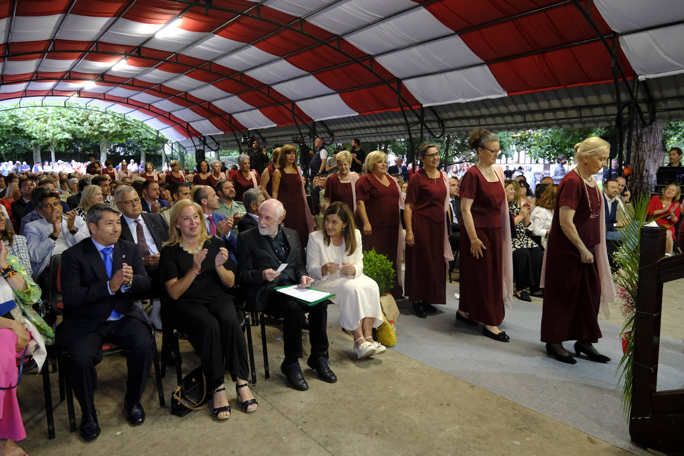 Entre los asistentes estaban la presidenta de Cantabria, María José Sáenz de Buruaga; la presidenta del Parlamento, María José González Revuelta, y el alcalde de Cabezón de la Sal, Oscar López