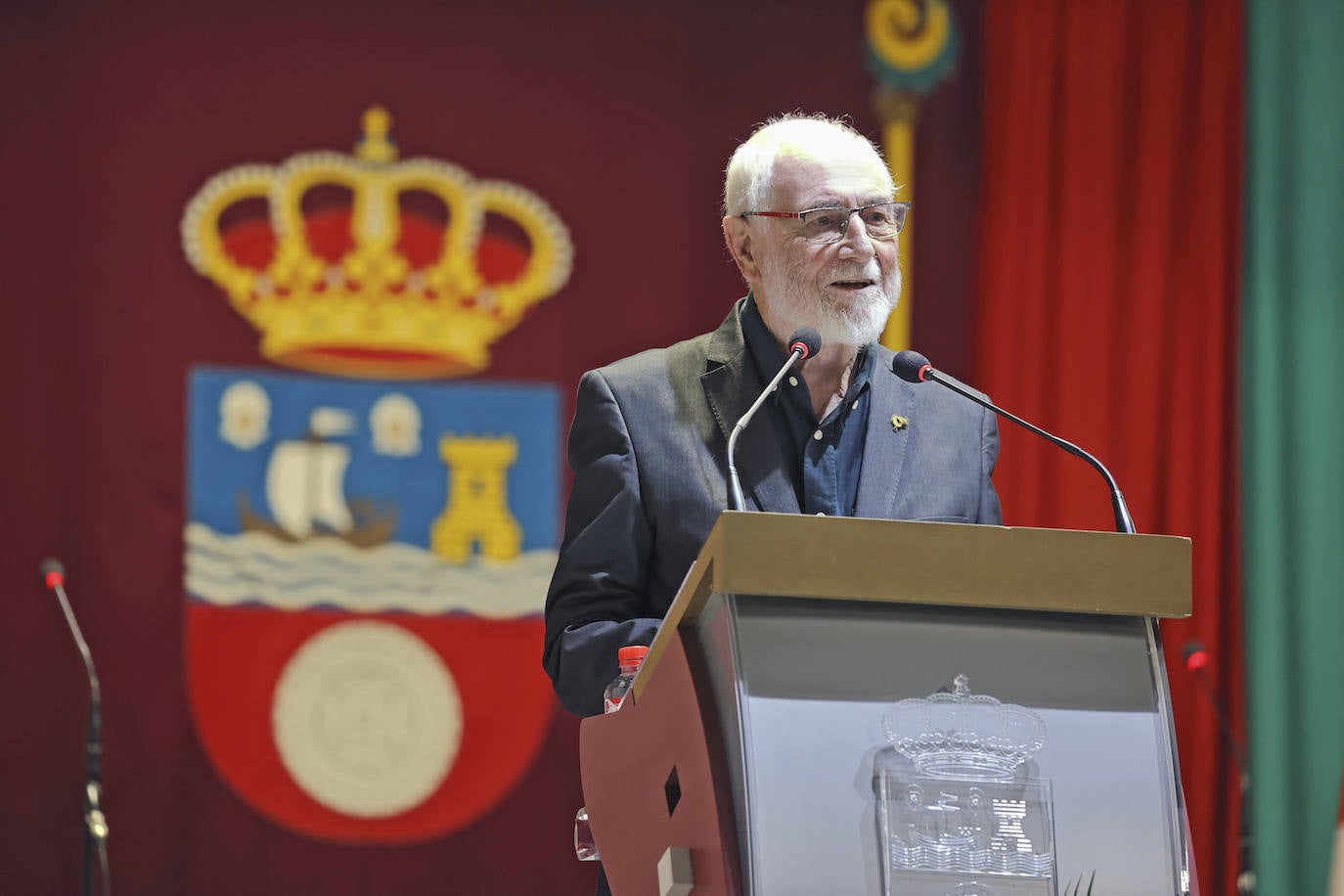 El pintor Pedro Sobrado alza la voz en el parque Conde San Diego en nombre de la cultura en los prolegómenos del Día de Cantabria.