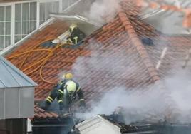 Los bomberos han seguido trabajando en la zona por la mañana.