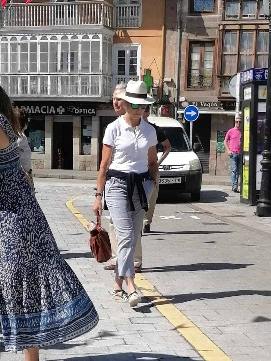 La infanta Elena de compras por el paseo del mercado de los sábados de Cabezón.