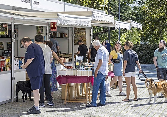 El público aprovechó la primera jornada de la Feria para recorrer las casetas en busca de ejemplares de libros y periódicos