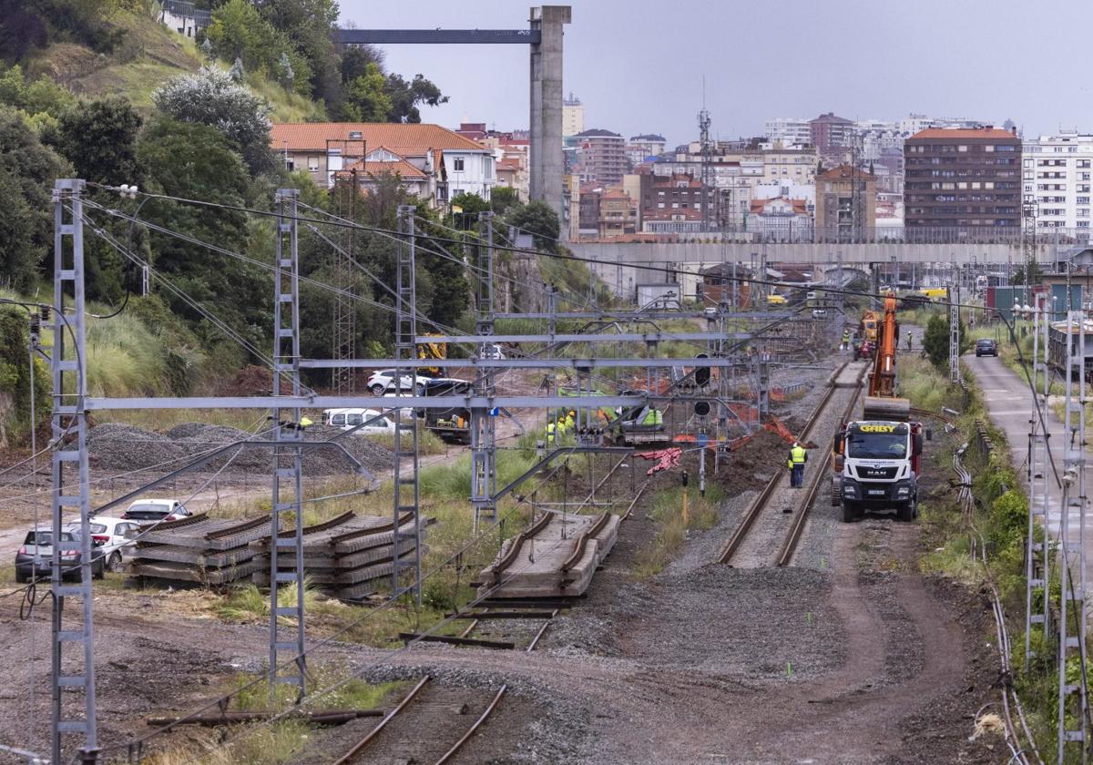 Varios operarios trabajan en las obras de la duplicación de la vía entre Santander y Muriedas, en el apeadero de Valdecilla.