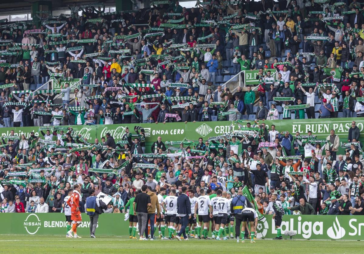 La grada de los Campos de Sport y los jugadores celebran la permanencia del pasado curso.