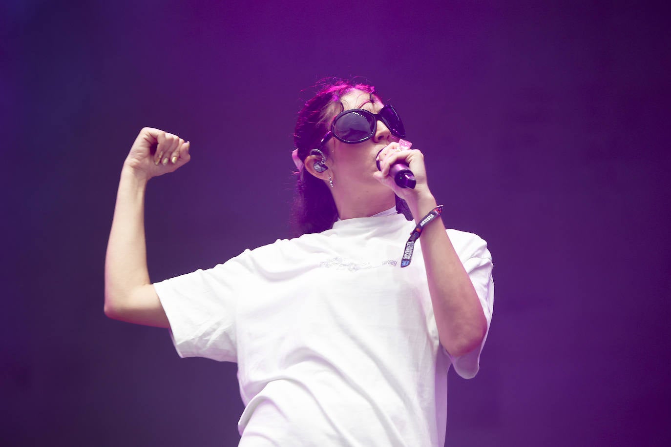 La artista catalana salió a escena puntual, sobre las 20:30 horas, agradeciendo al público su fidelidad y derrochando garra.