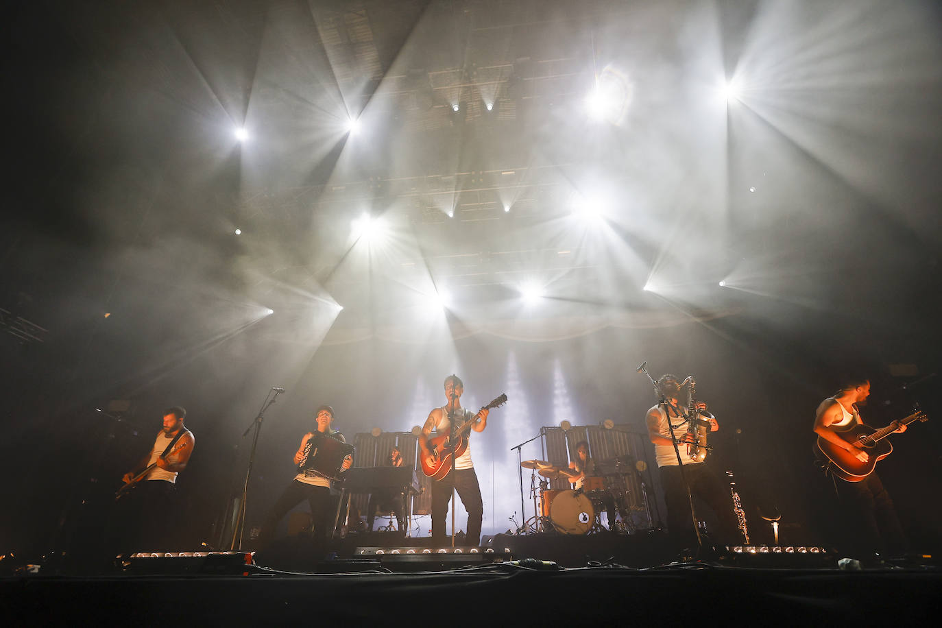 La M.O.D.A. salió al escenario siendo consciente de las condiciones y el ánimo generalizado: «¡Muy buenas noches Santander!»