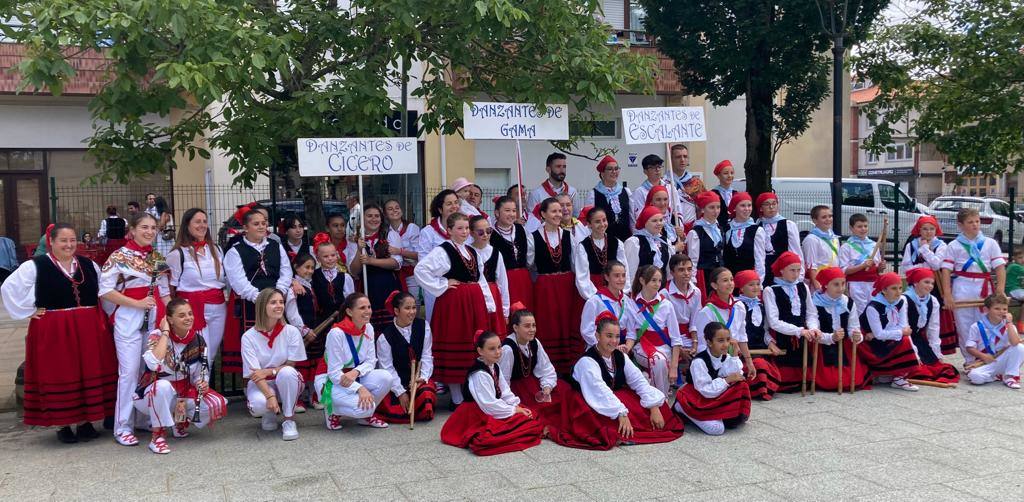 Foto de familia con danzantes de diferentes agrupaciones de la zona.