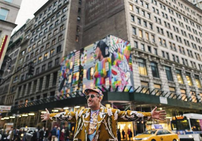 El artista Okuda delante de uno de sus murales en Nueva York.