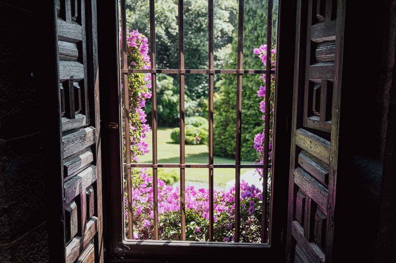 Una de las ventanas con verja que da al jardín.