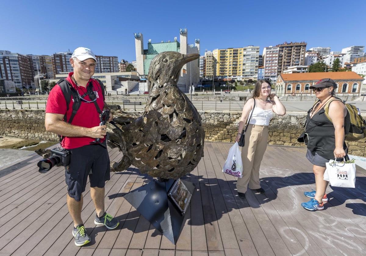 Un hombre, ayer, en la Duna de Zaera, posa junto a la escultura instalada en honor a Vital Alsar y que ha sido reparada tras aparecer rota.