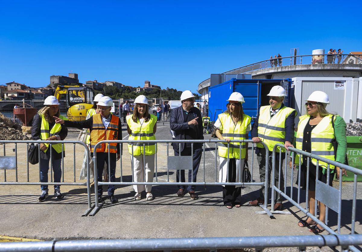 María José Sáenz de Buruaga, en su primera visita institucional a San Vicente de la Barquera con motivo del inicio de las obras de ampliación de la fábrica de hielo