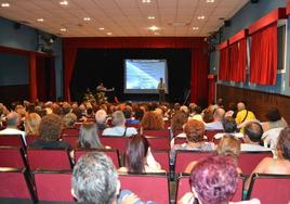 Actividad desarrollada en la sala de la Casa de Cultura de Colindres que está siendo reformada. i. bajo