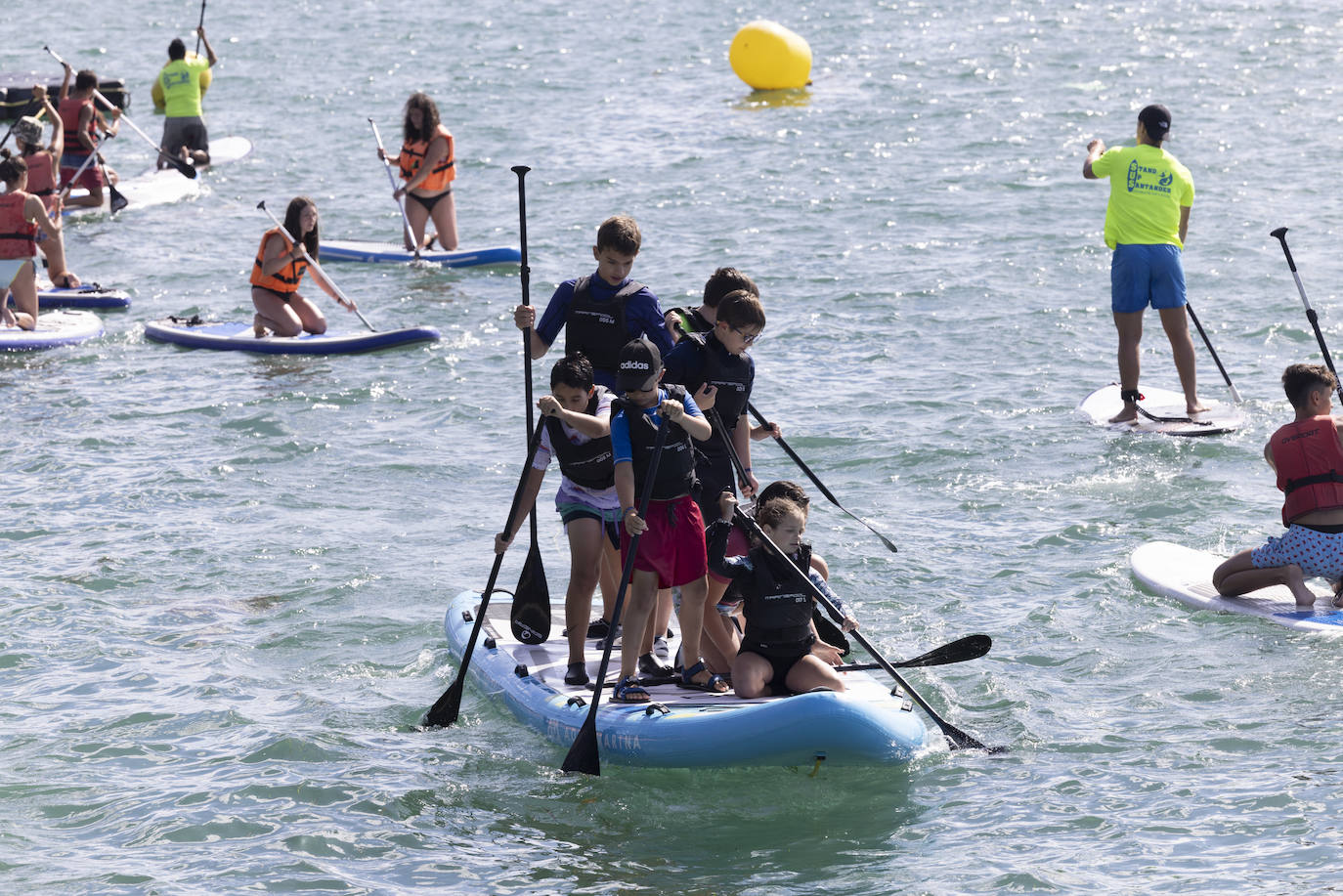 Un grupo de niños practica deportes náuticos en la bahía de Santander