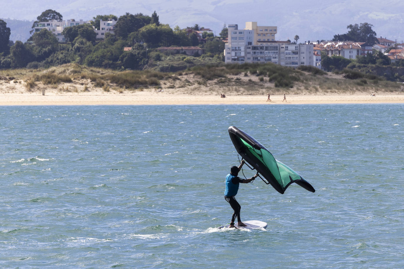 El fuerte nordeste que ha soplado hoy en la costa ha evitado que los termómetros subieran demasiado. En el interior no han tenido tantan suerte