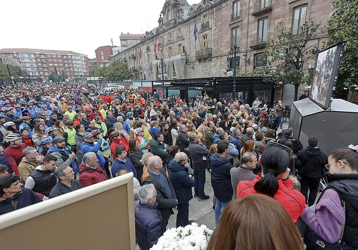 Acto de homenaje a Floren en Torrelavega poco después de su atropello.