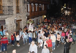 Cientos de personas acompañaron bajo la luz de las velas a la patrona de Potes