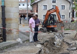 Las obras que ha puesto en marcha el Ayuntamiento de Piélagos permitirán dotar de colectores a la zona para mejorar su sistema de saneamiento.