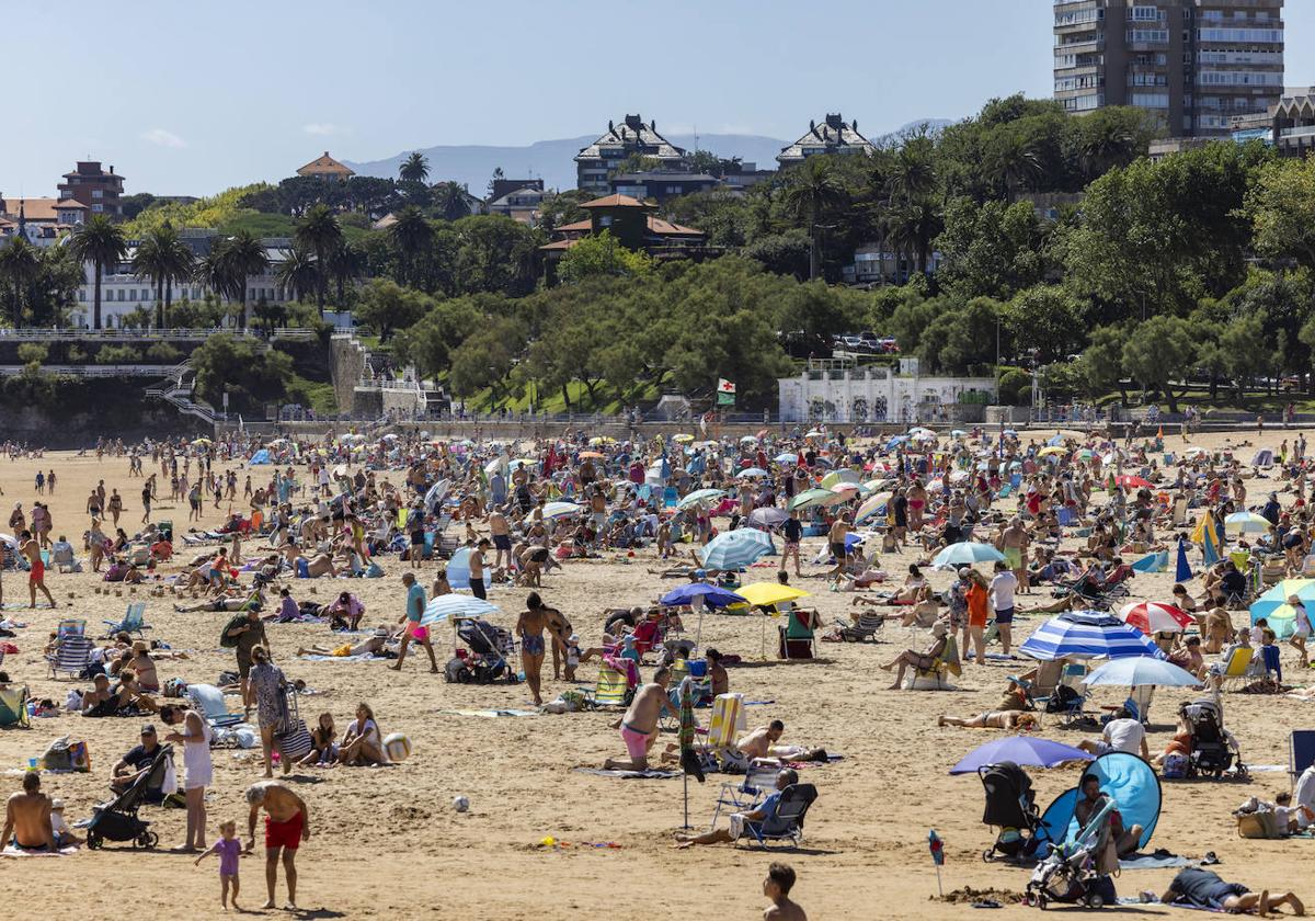 El cielo despejado y las temperaturas agradables llenan las playas de Cantabria.En la imagen, El Sardinero (Santander).