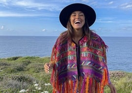 Modelo con capa de guerrero mexicano, bordada a mano y teñida con tintes naturales.