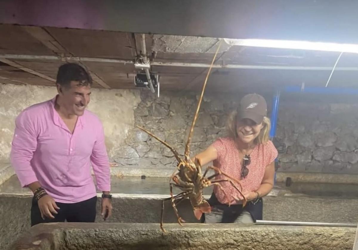 La infanta Elena 'pesca' una langosta en el vivero del hostelero Emérito Astuy, en Isla.