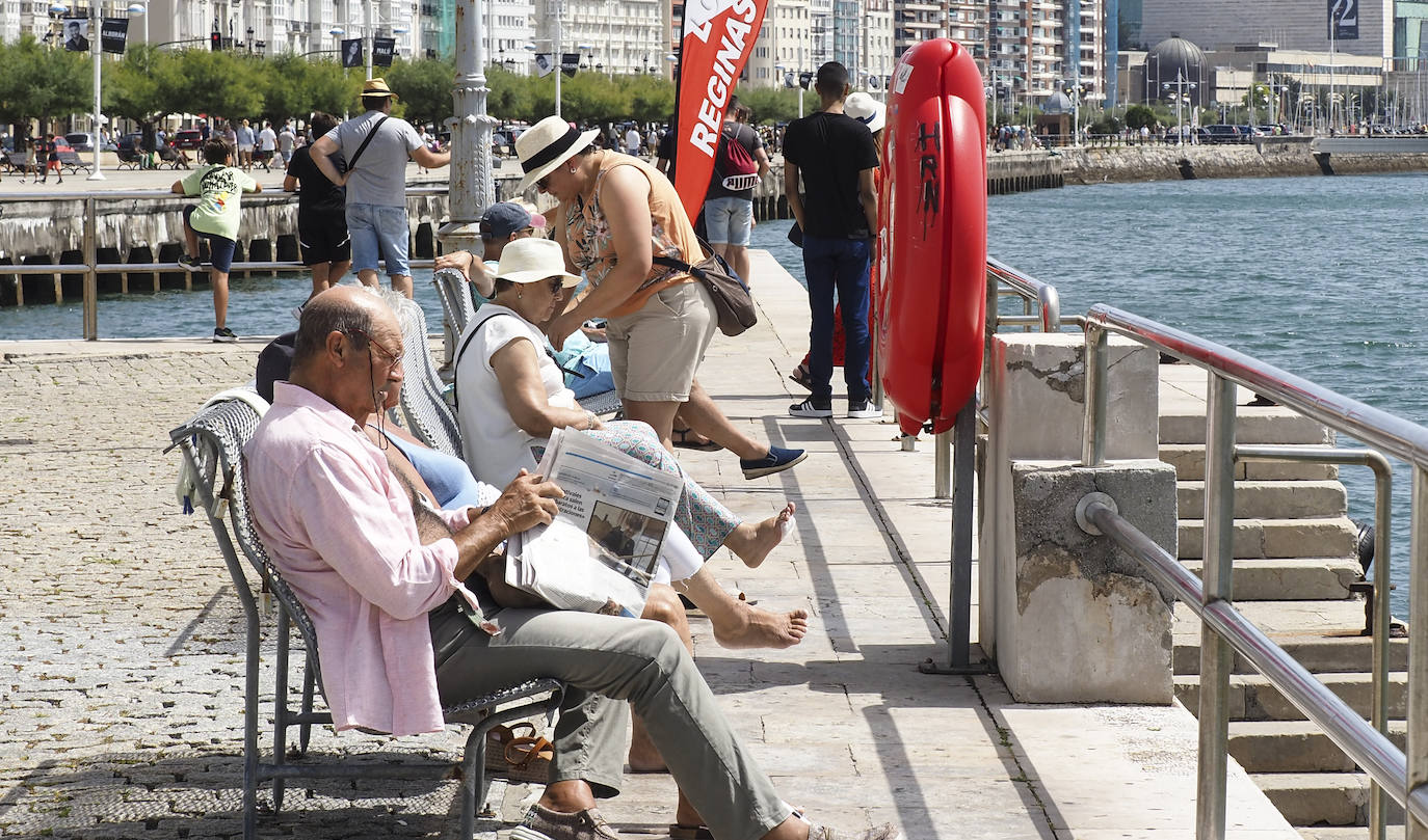 Desafiando al sol y con las vistas a la bahía de Santander