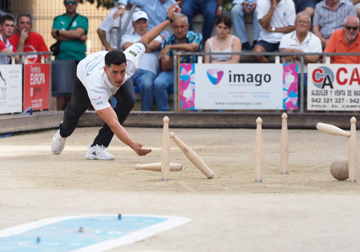 Víctor González revalidó ayer su titulo en el torneo Villa de Laredo.