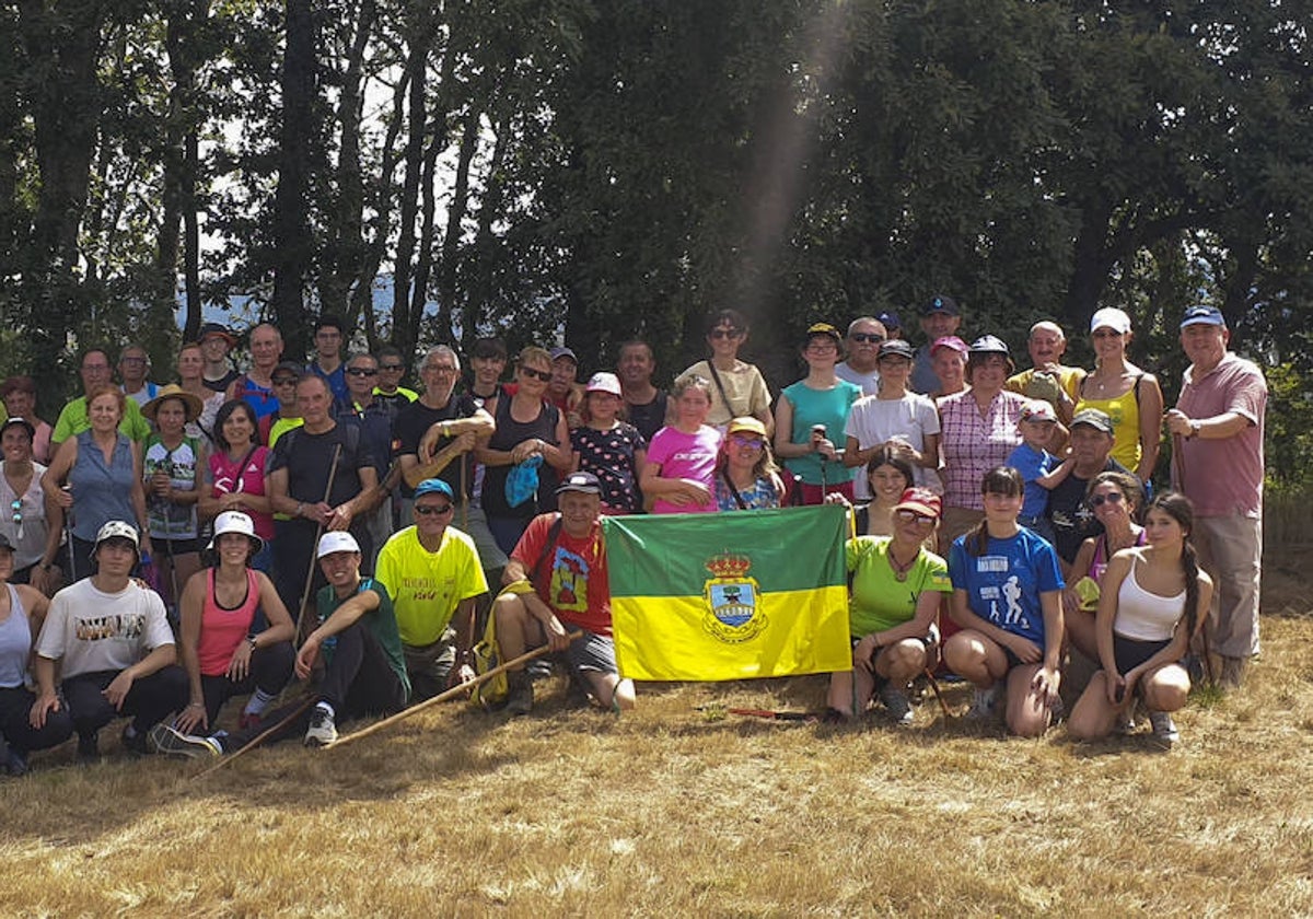 Fátima López, a la derecha, de amarillo, junto a otros participantes con una bandera del municipio.