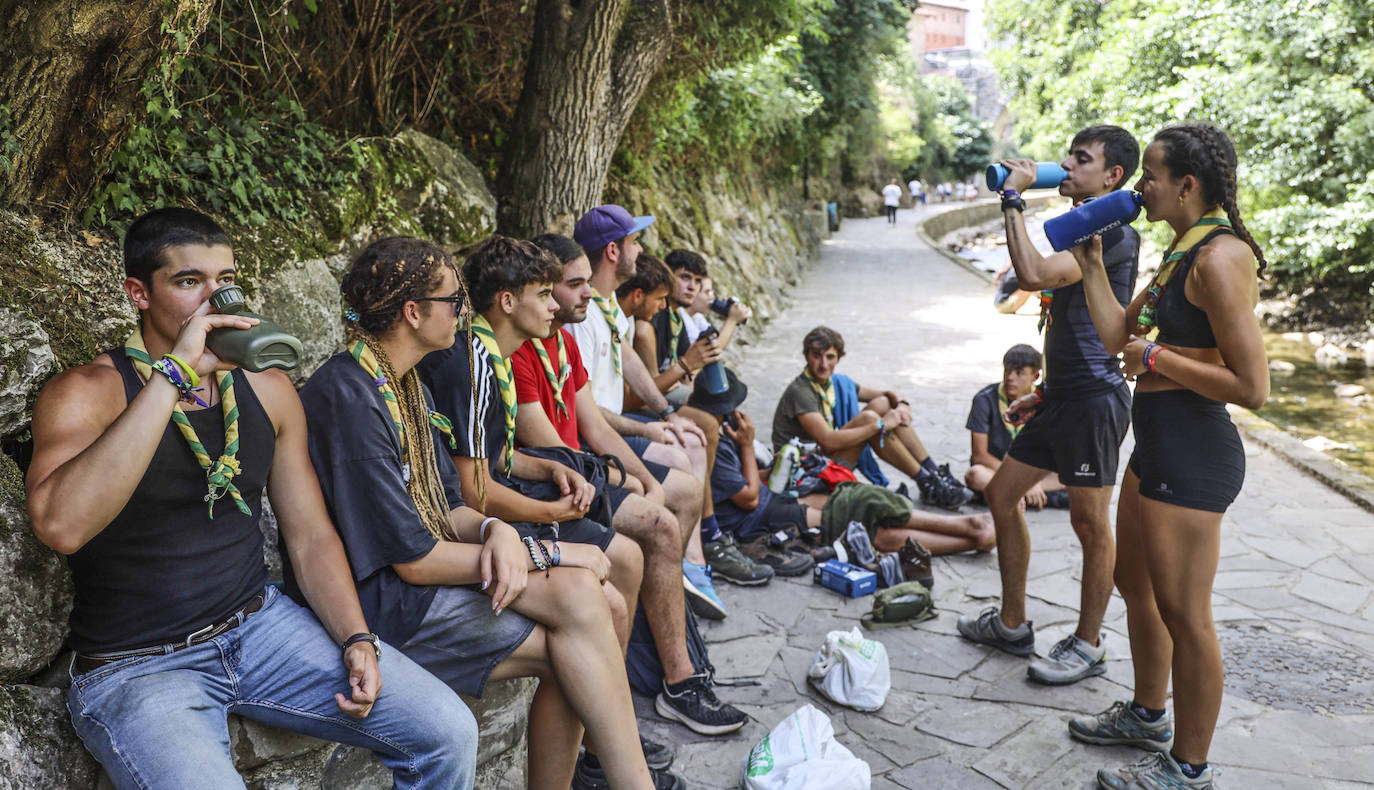 Un grupo de excursionistas en Potes