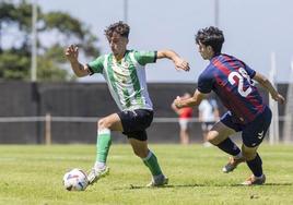 El racinguista Yeray Cabanzón conduce el balón ante un rival en el amistoso de pretemporada frente al Eibar que se disputó el pasado sábado en Galizano.