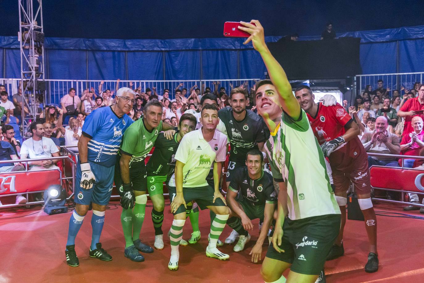 Íñigo Sainz-Maza se hace un selfi con los jugadores y exjugadores del Racing que vistieron las distintas equipaciones