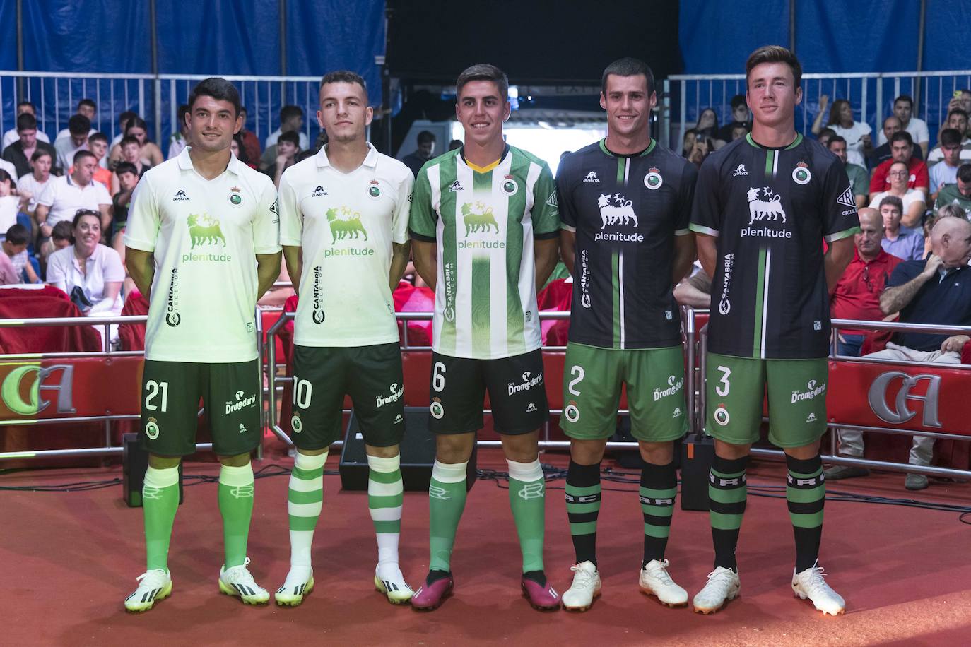 Aritz Aldasoro, Íñigo Vicente, Íñigo Sainz-Maza, Álvaro Mantilla y Saúl, con las equipaciones para esta temporada.