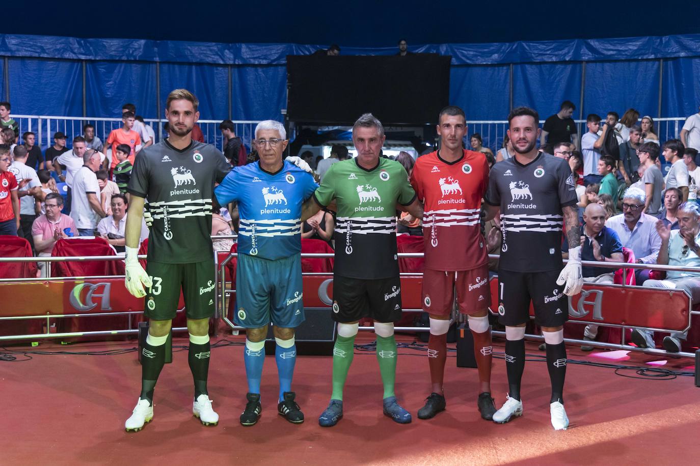 Jokin Ezkieta, Pedro Alba, José Ceballos, Mario Fernández y Miquel Parera, con las equipaciones para los guardametas.