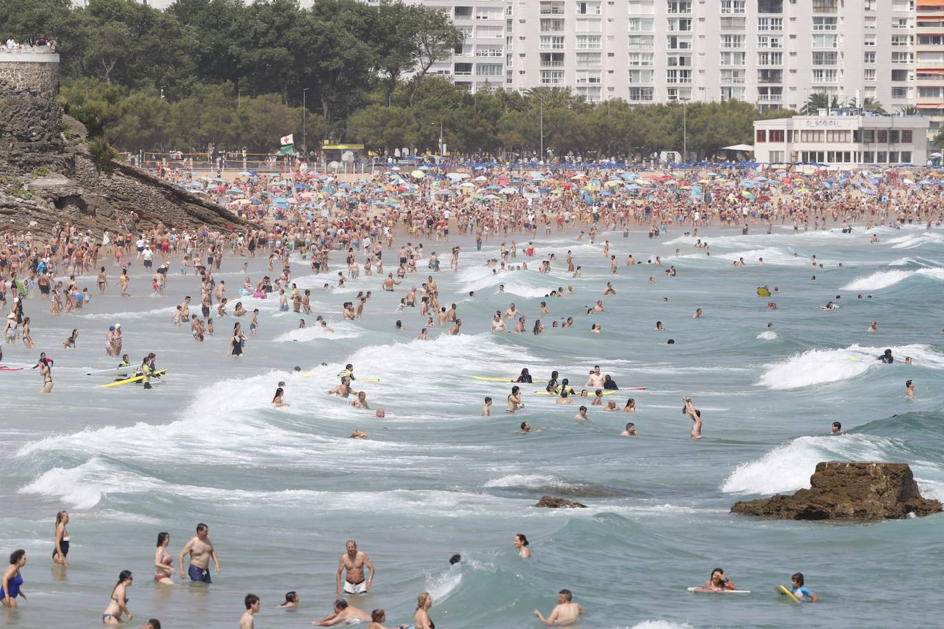 El calor ha abarrotado por completo la playa de El Sardinero al mediodía.