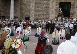 La imagen de La Patrona de Torrelavega, recibida a su salida del templo por las danzas de Tanos, marca el inicio de una procesión ancestral.