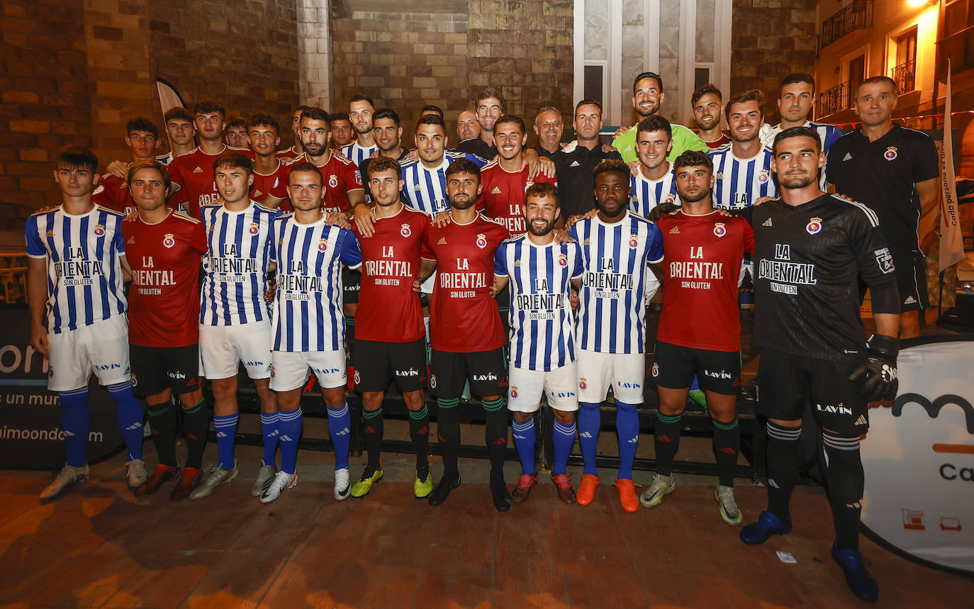 La plantilla de la Gimnástica, con sus nuevos uniformes para este curso.