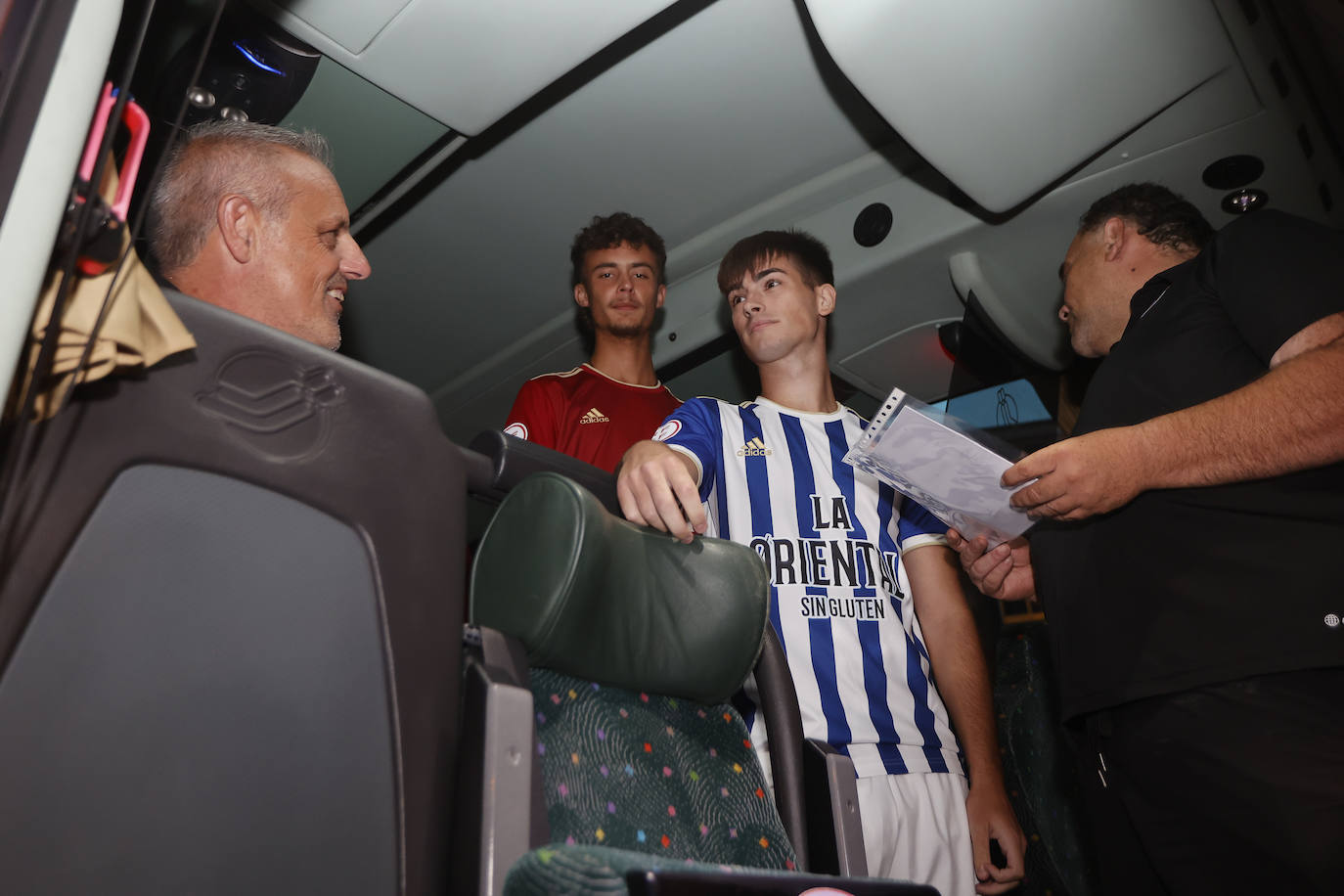 Miguel Gomez y Cerro se disponen a salir del autobús de los blanquiazules.