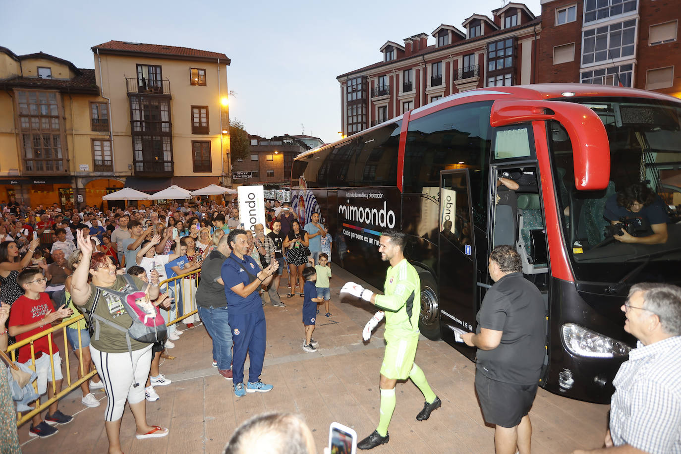 Mediavilla saluda a los aficionados que esperaban al equipo en la plaza Baldomero Iglesias.