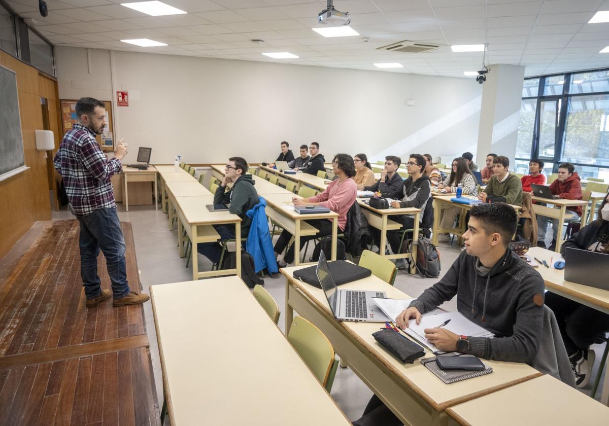 Un profesor imparte una clase el pasado curso 2022-23 en el campus de Las Llamas.