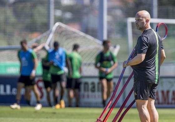 El entrenador del Racing, José Alberto, durante el entrenamiento de puertas abiertas que realizó ayer el equipo en las Instalaciones Nando Yosu de La Albericia.