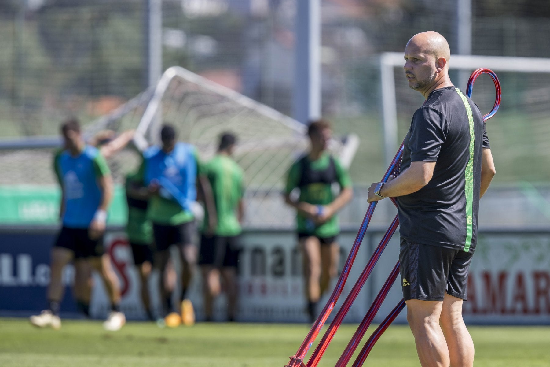 El entrenador del Racing, José Alberto, durante el entrenamiento de puertas abiertas que realizó ayer el equipo en las Instalaciones Nando Yosu de La Albericia.