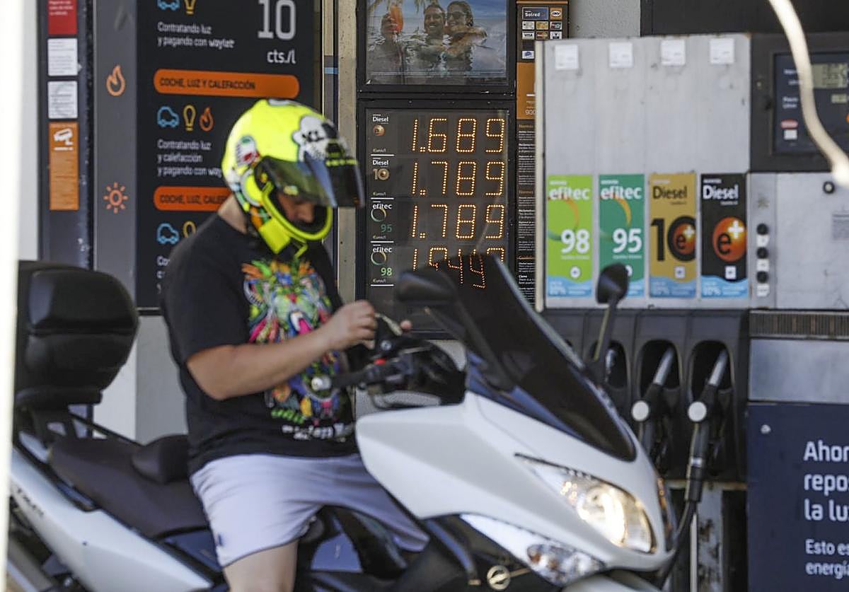 Un motorista reposta combustible, ayer, en una gasolinera de la calle Castilla de Santander.