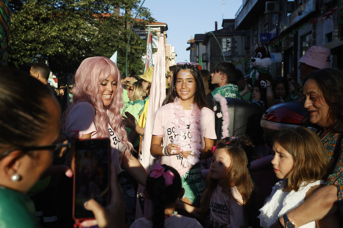 El pasacalles, enmarcado durante el desfile de Doña Leonor de la Vega, ha sido objeto de cientos de fotos.