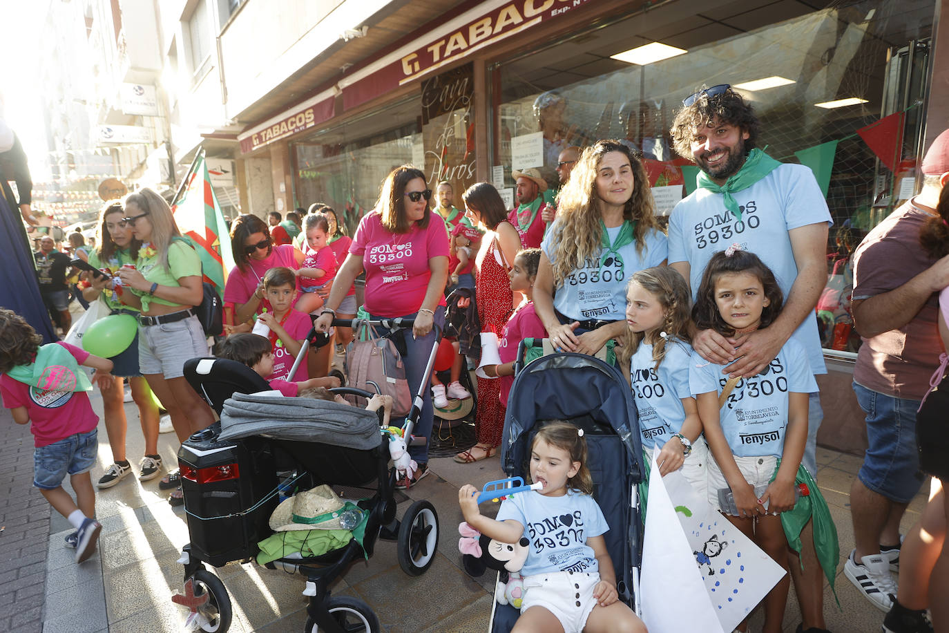 Al desfile han asistido vecinos de todas las edades, siendo para algunos de estos las primeras fiestas patronales de su vida.