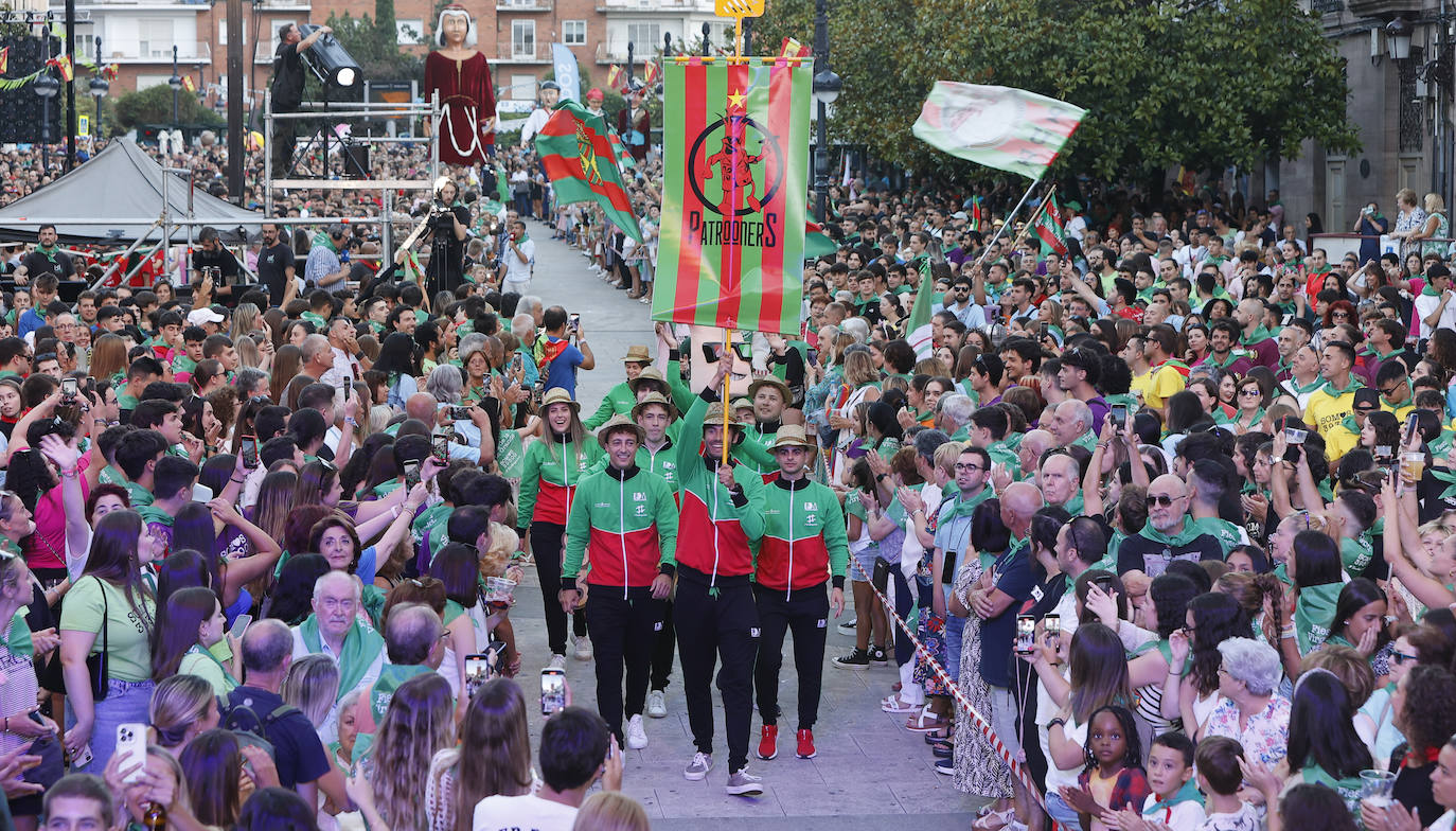 Los Patrooners, pregoneros de las fiestas, han llegado al escenario del Bulevar como si de una comitiva olímpica se tratasen, al ritmo de 'Carros de Fuego'. 