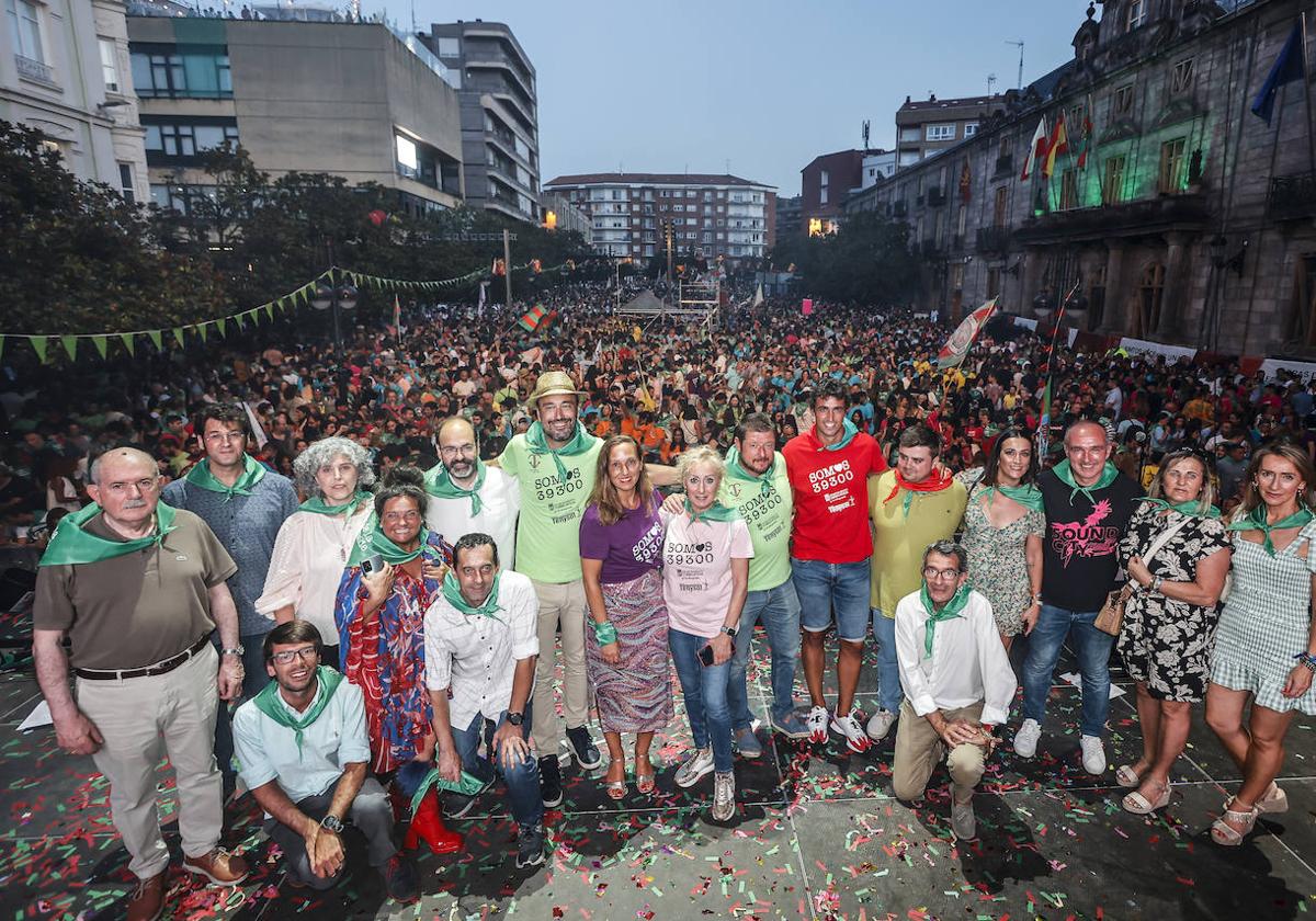 Un canto de los peñistas a Torrelavega inaugura las fiestas de La Patrona