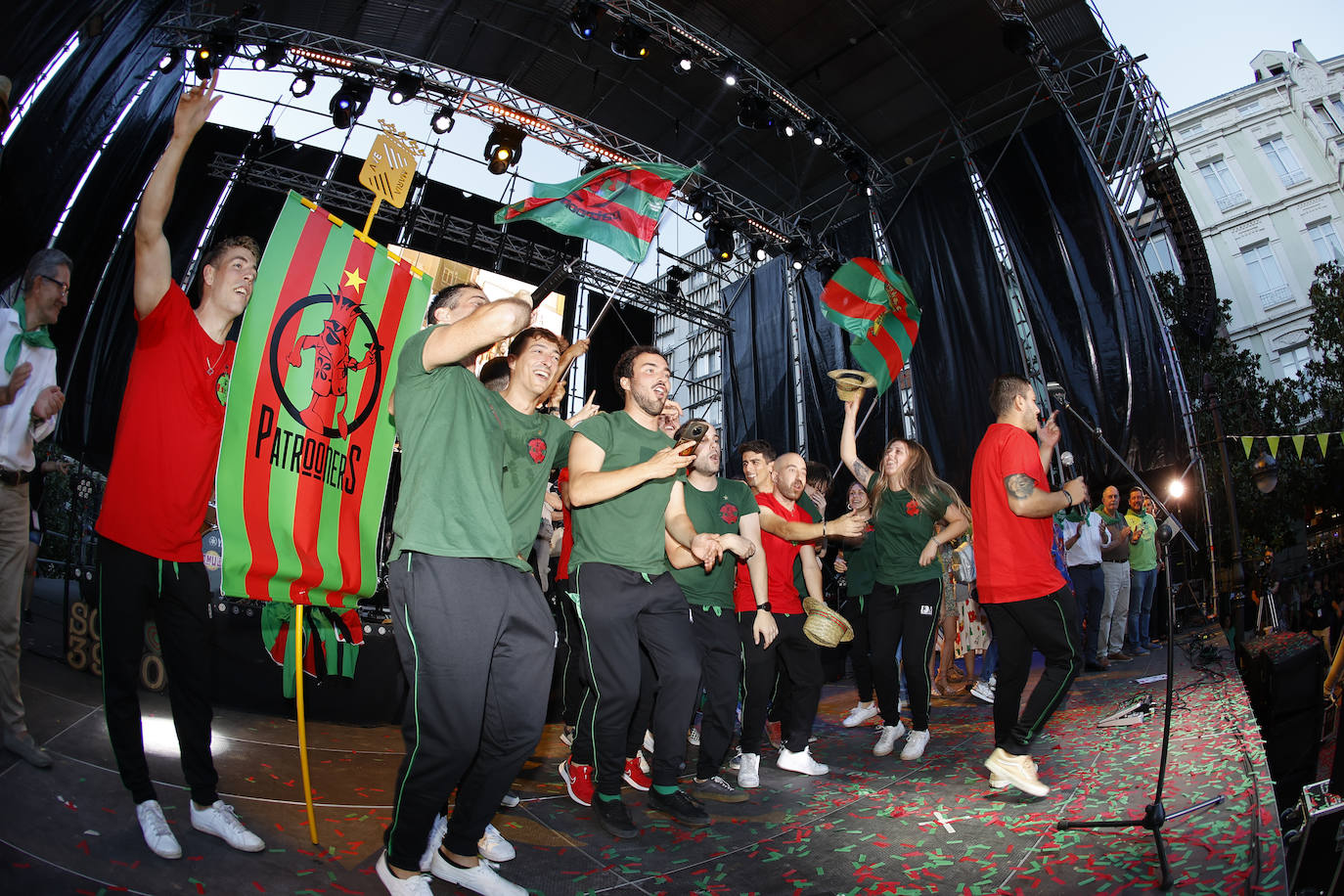 Los Patrooners animan la fiesta tras el chupinazo, desde el escenario del Bulevar.