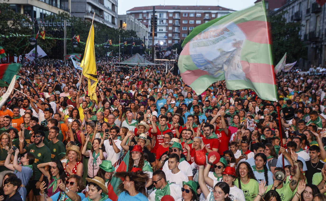 Las banderas ondean en el Bulevar, durante el pregón de esta noche.  