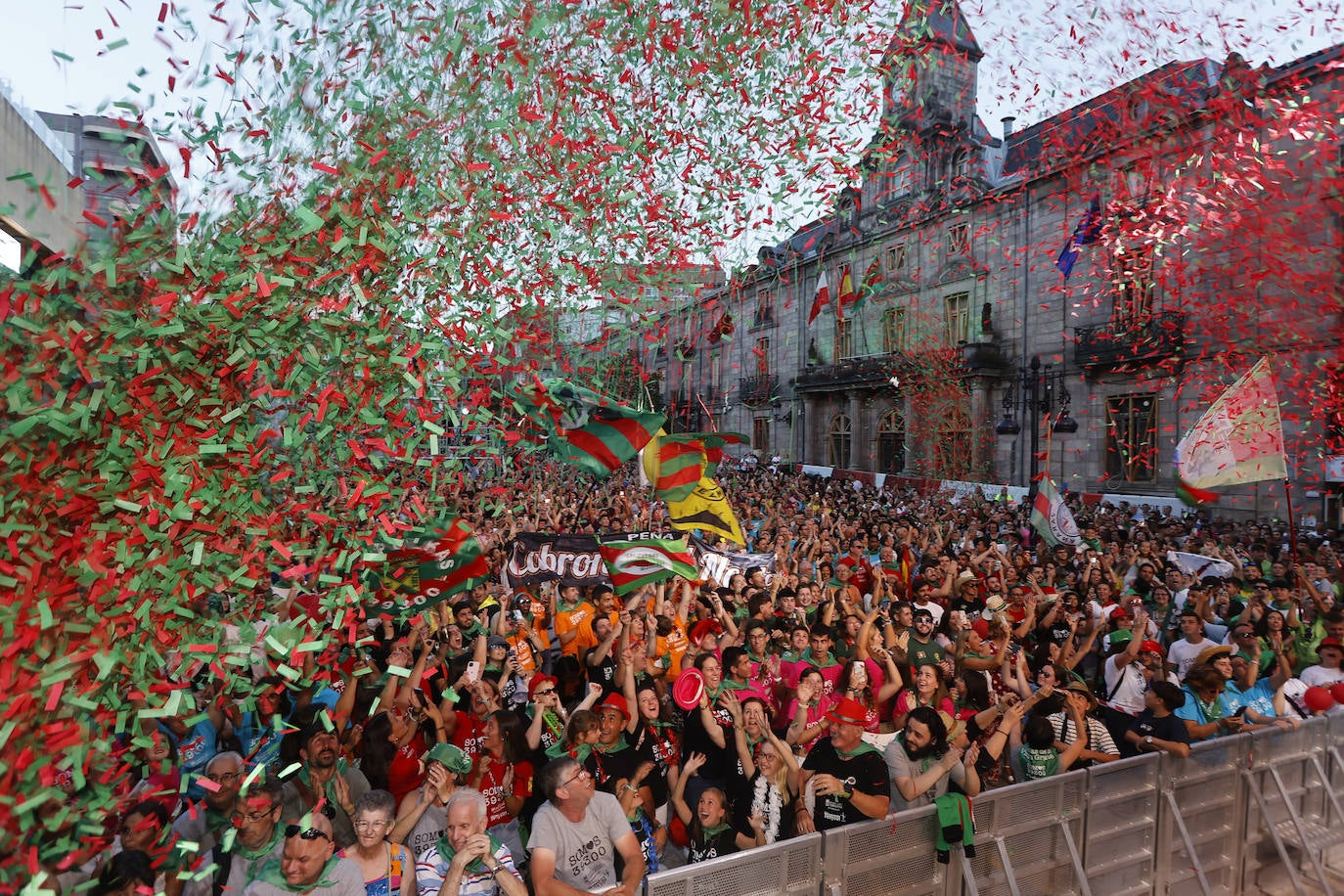 La lluvia de confeti rojo y verde ha vuelto a inundar el escenario y sus inmediaciones, tras el chupinazo. 