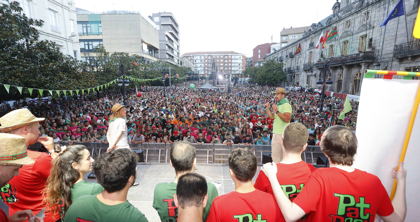 López Estrada toma la palabra para presentar a los pregoneros de este año, Los Patrooners, junto a la edil de Festejos, Patricia Portilla. 